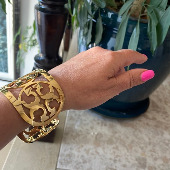 TORI BURCH LARGE , DOUBLE TT CUT OUT LOGO,CUFF BRACELET. - Picture 5 of 8